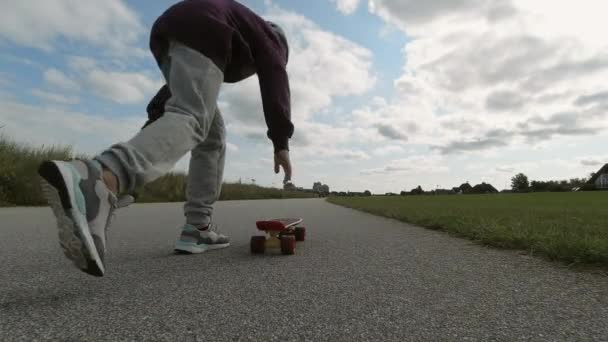 60Fps Βίντεο Του Happy Boy Skateboarding Στο Δρόμο Βράδυ — Αρχείο Βίντεο