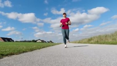 Güneşli bir günde, bağcıkları çözülmüş koşan güzel genç bir kadının yavaş çekim videosu.