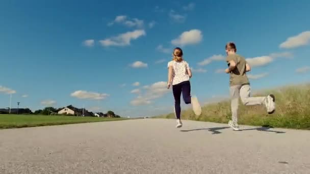 60Fps Vídeo Duas Crianças Adolescentes Desportivas Felizes Correndo Divertindo Durante — Vídeo de Stock