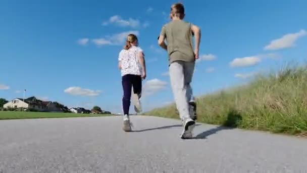 60Fps Video Dos Niños Deportistas Felices Corriendo Divirtiéndose Durante Mañana — Vídeo de stock