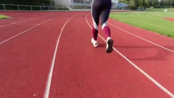 Ung Sportig Kvinna Joggar Sportkläder Stadion Vid Solnedgången Ljus 60Fps — Stockvideo