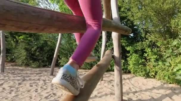 Pouco Bonito Menina Escalando Playground Verão — Vídeo de Stock