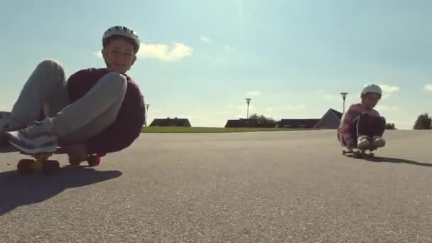 Slow Motion Video Happy Children Skating Fun Longboard Summer Sunny — стоковое видео