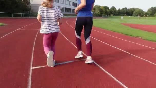 Junge Sportliche Frau Beim Joggen Mit Ihrer Niedlichen Fitten Tochter — Stockvideo