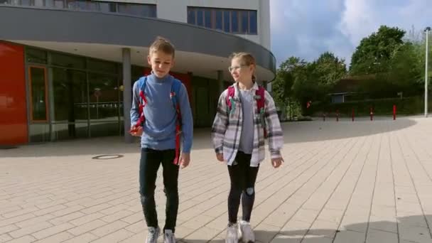 Niños Adolescentes Felices Saliendo Escuela Felizmente Hablando Después Las Lecciones — Vídeos de Stock