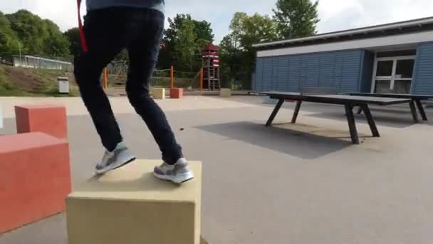 Actieve Schooljongen Springen Het Schoolplein Tijdens Pauze 60Fps Video — Stockvideo