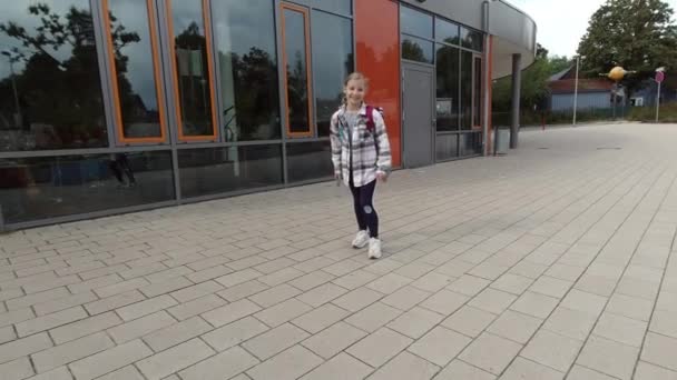快乐可爱的女生带着背包跑着放学回家 4K视频 — 图库视频影像