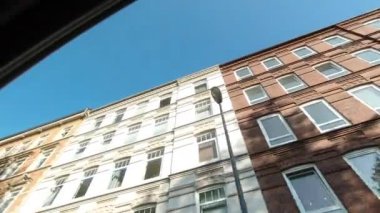 4K 60fps, güneşli bir günde Avrupa mimarisinin videosunu taşıyor