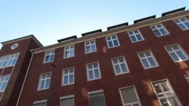 4K 60fps, güneşli bir günde Avrupa mimarisinin videosunu taşıyor
