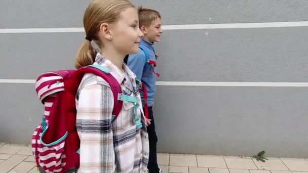 Dos Niños Felices Escuela Con Mochilas Caminando Hablando Después Clases — Vídeos de Stock