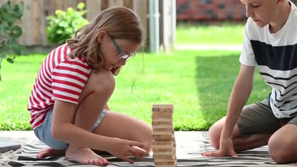 60Fps Video Iki Mutlu Kardeş Çocuk Ahşap Bloklarla Oynuyor Birlikte — Stok video