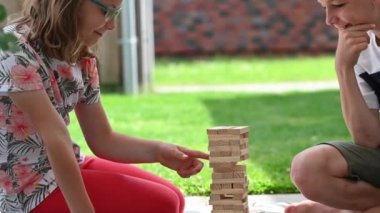 4K 60fps video iki mutlu kardeş çocuk ahşap bloklarla oynuyor. Birlikte eğleniyoruz.