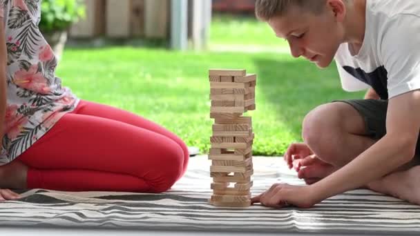 木製ブロックで遊んでいる2人の幸せな兄弟の子供の4K 60Fpsビデオ 楽しい時間を共に — ストック動画