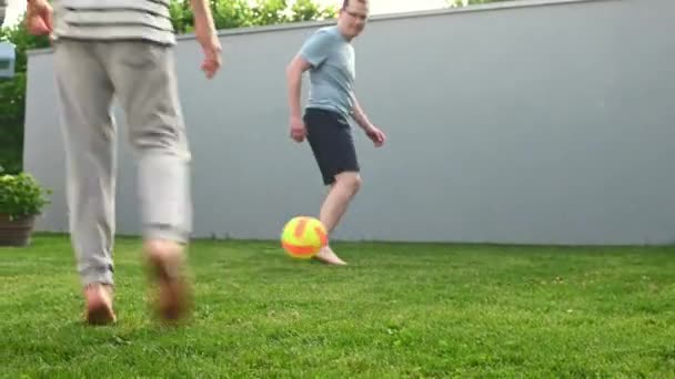 60Fps Video Von Glücklichem Jungen Vater Der Fußball Spielt Und — Stockvideo