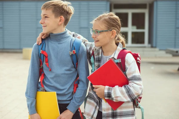 Crianças Pré Adolescentes Felizes Com Cadernos Exercícios Mochilas Conversando Alegremente — Fotografia de Stock