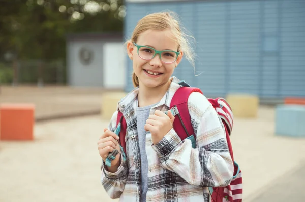 Porträtt Söt Liten Skolflicka Glasögon Med Ryggsäck Stående Poserar Och — Stockfoto