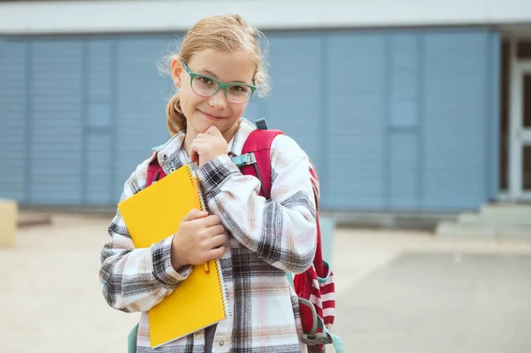 Retrato Menina Bonita Escola Óculos Com Mochila Posando Sorrindo Frente — Fotografia de Stock
