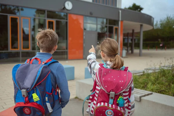 Två Tonåringar Pojke Och Flicka Väntar Lektion Utomhus Skolgården Och — Stockfoto