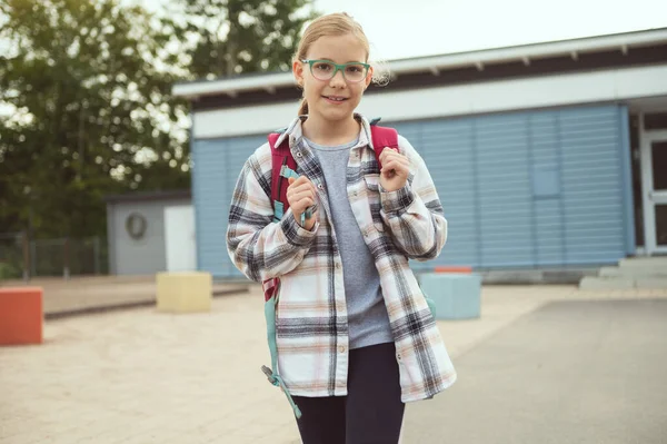 Retrato Menina Bonita Escola Óculos Com Mochila Posando Sorrindo Frente — Fotografia de Stock
