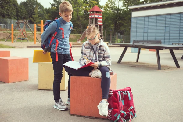 Słodkie Nastolatki Chłopiec Dziewczyna Studia Szkole Stoczni Przerwie Przed Lekcjami — Zdjęcie stockowe