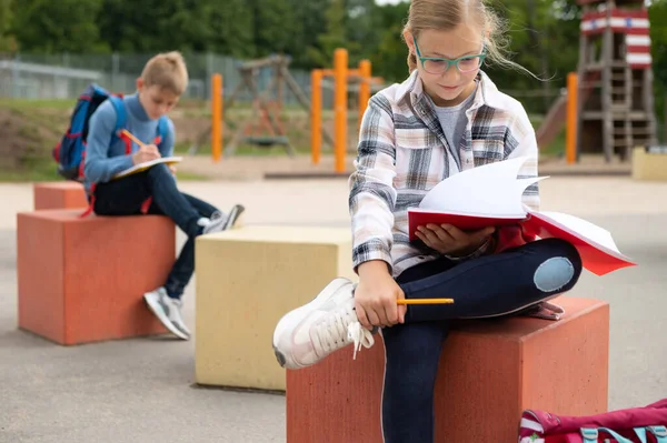 Söta Tonåringar Som Lär Sig Eller Gör Läxor Skolgården Pausen — Stockfoto