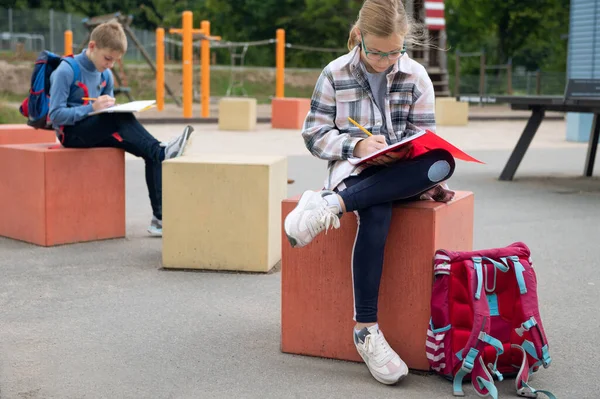 Söta Tonåringar Som Lär Sig Eller Gör Läxor Skolgården Pausen — Stockfoto