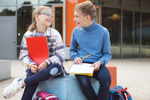 Glückliche Teenager Schüler Und Schulmädchen Sitzen Auf Dem Schulhof Und — Stockfoto