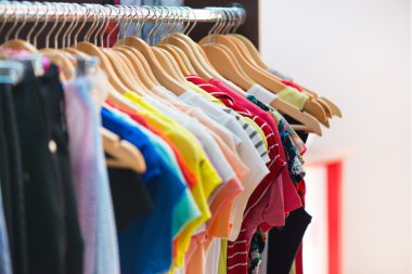 çeşitli butik rafa asılı elbiseleri