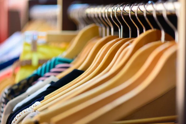 Varietà di vestiti appesi su rack in boutique — Foto Stock