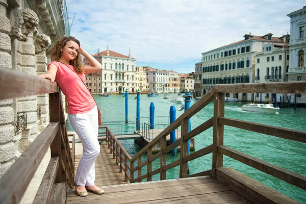 Счастливая женщина с картой в Венеции — стоковое фото