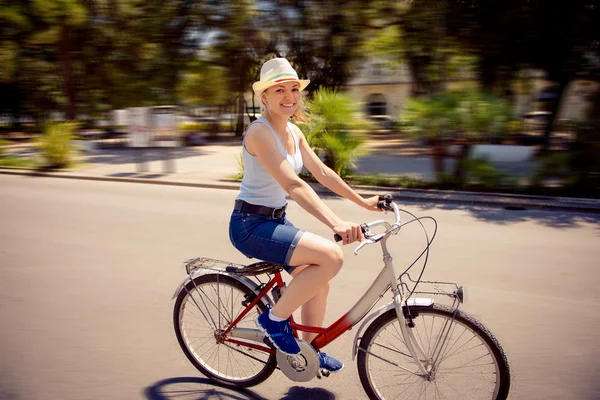 Счастливая молодая женщина на велосипеде — стоковое фото
