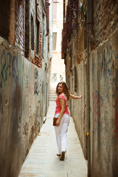 Красивая женщина на узкой улице Венеции — стоковое фото