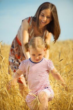 Buğday alan, küçük kızı ile genç anne