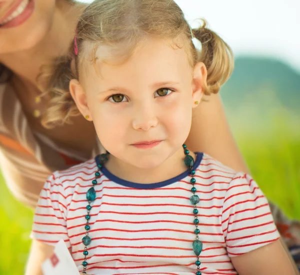 Schattige kleine daugter met jonge moeder — Stockfoto