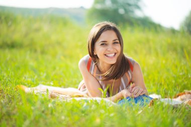 Gülümseyen güzel bir kızın portresi.