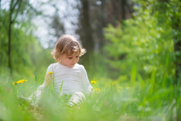 Blonde meisje in groene gras — Stockfoto