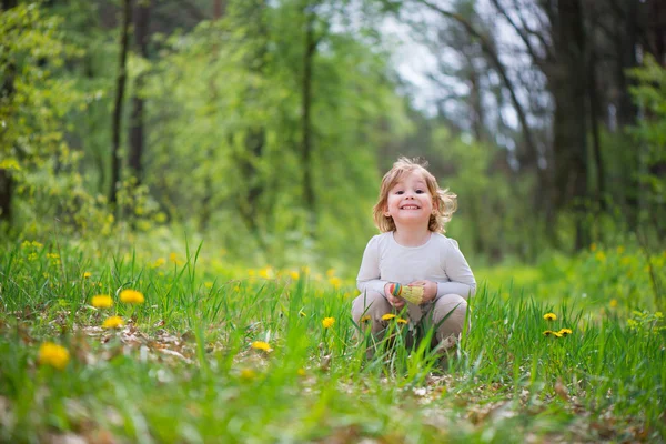 Kleines blondes Mädchen im grünen Gras — Stockfoto