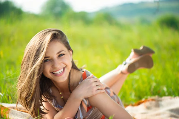 Portrait of a beautiful young smiling girl — Stock Photo, Image