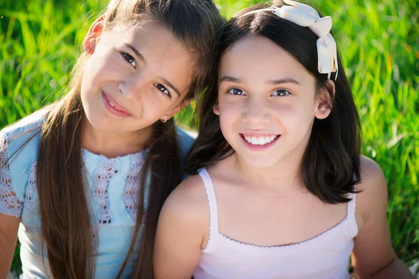 Porträt zweier hispanischer Teenie-Mädchen — Stockfoto