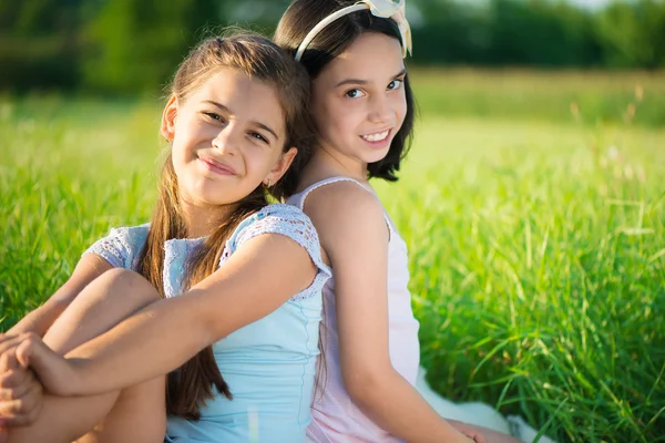 Portrait of two hispanic teen girls — Stock Photo, Image