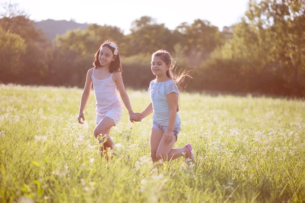 Groep van gelukkige kinderen spelen — Stockfoto