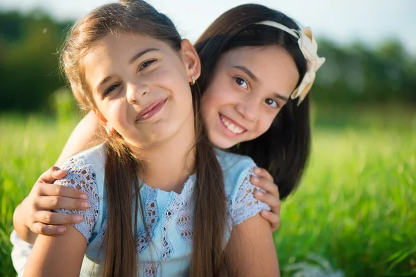 Портрет двух латиноамериканских девочек-подростков — стоковое фото