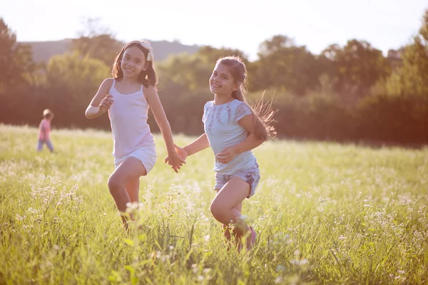 Groupe d'enfants heureux jouant — Photo