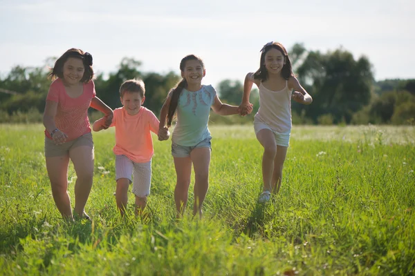 Groupe d'enfants heureux jouant — Photo