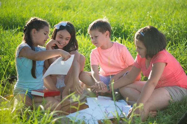 Gruppe von Kindern spielt auf Gras — Stockfoto