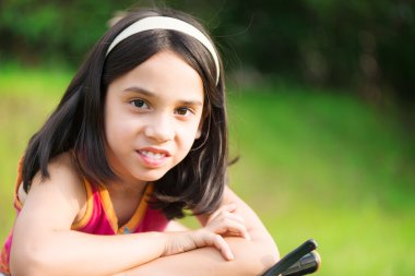 Sevimli hicpanic kız bisiklet üzerinde