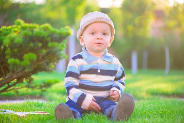 Yeşil çimenlerin üzerinde oynama ufaklık