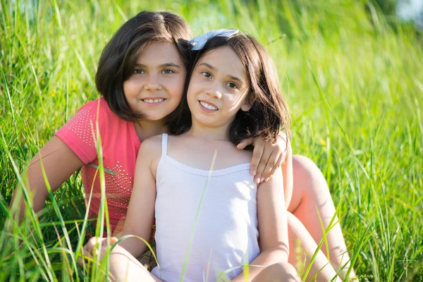 A két hispán tini lány portréja — Stock Fotó