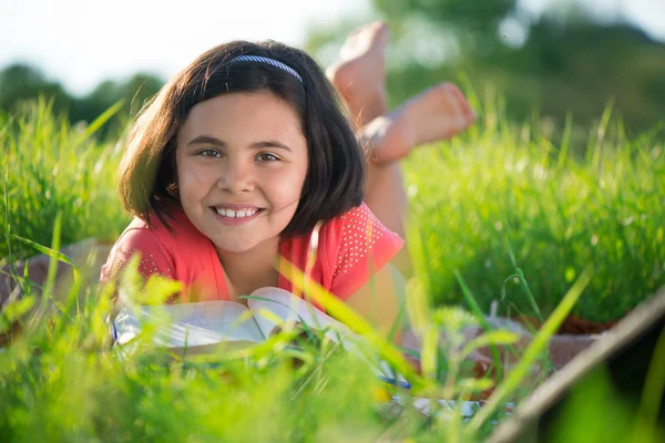 Niño feliz estudiando sobre la naturaleza —  Fotos de Stock