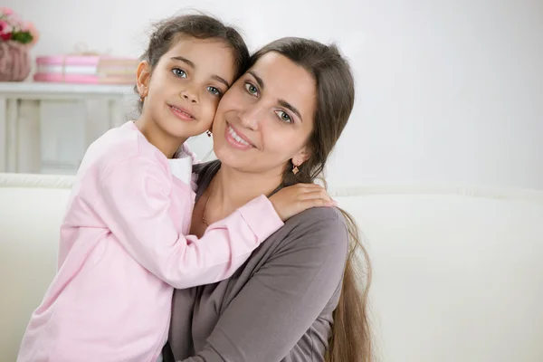 Glad ung mamma med dotter — Stockfoto